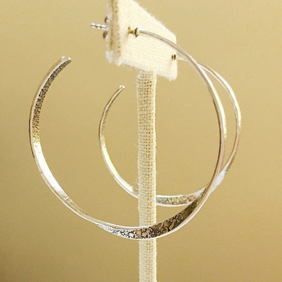 Silpada ‘TWIST OF FATE’ Sterling Silver Hoop Earrings on Posts P1731 - Picture 5 of 15